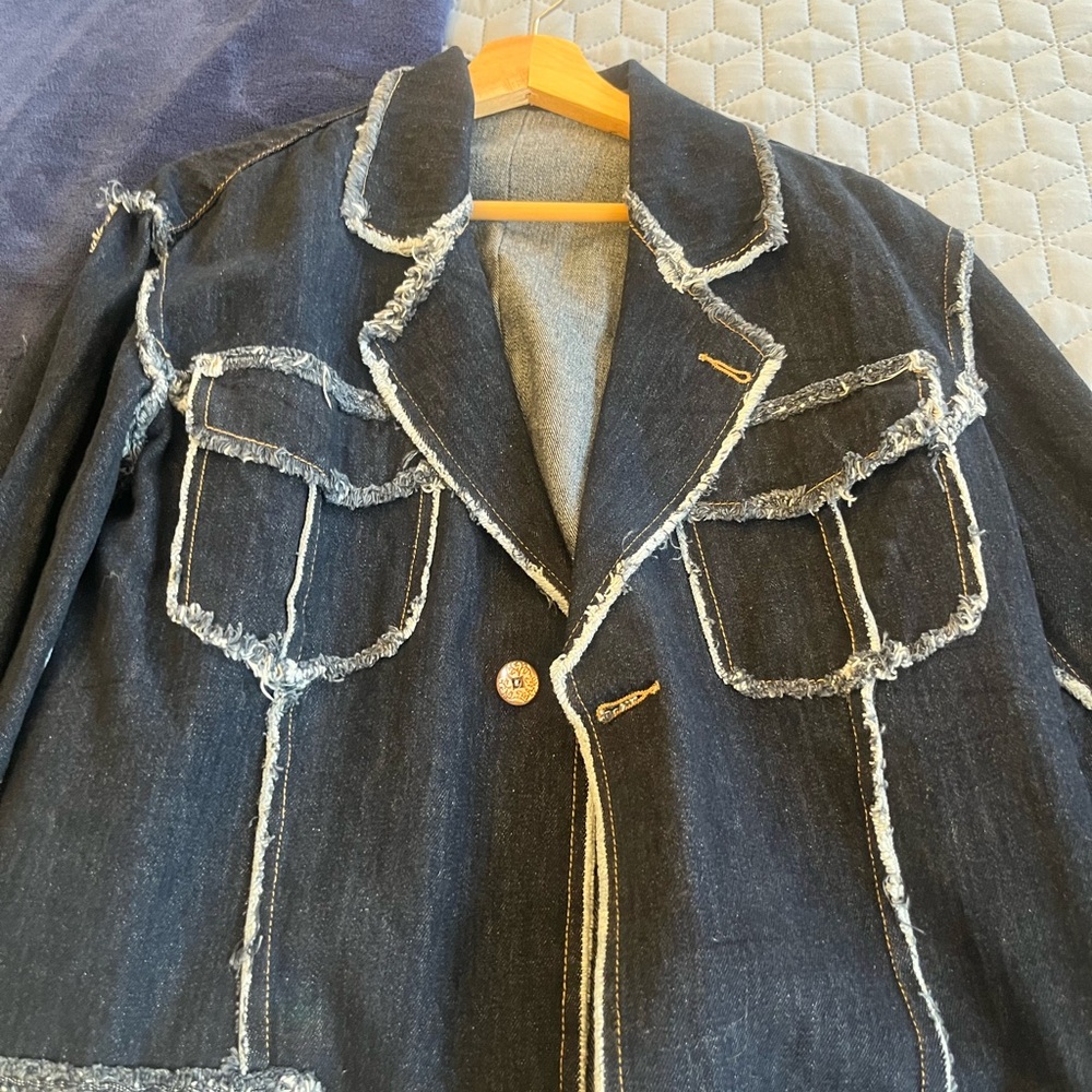 NEW Giovanco Stylish Black Denim Jacket with Frayed Edges size Medium. Awesome!